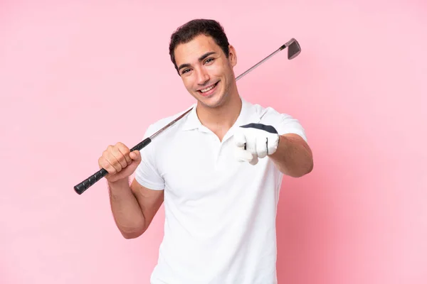 年轻的高尔夫球手男子孤立在粉红的背景下 带着快乐的表情指着前方 — 图库照片