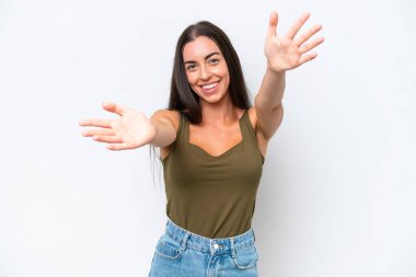 Beyaz arka planda soyutlanmış beyaz bir kadın sunar ve davet eder.