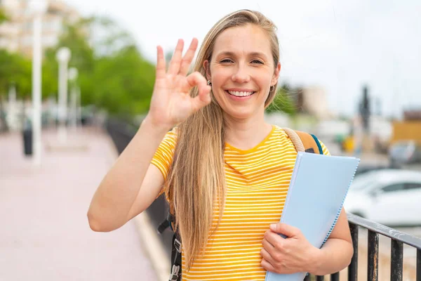 Junge Blonde Studentin Zeigt Zeichen Mit Fingern — Stockfoto