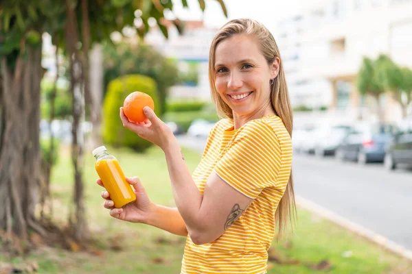 Junge Blonde Frau Freien Mit Einer Orange Und Einem Orangensaft — Stockfoto