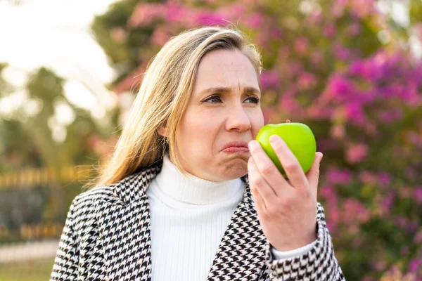 Mujer Rubia Joven Con Una Manzana Aire Libre —  Fotos de Stock