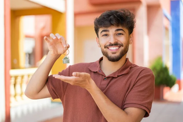 Mladý Arabský Pohledný Muž Venku Drží Doma Klíče Šťastným Výrazem — Stock fotografie