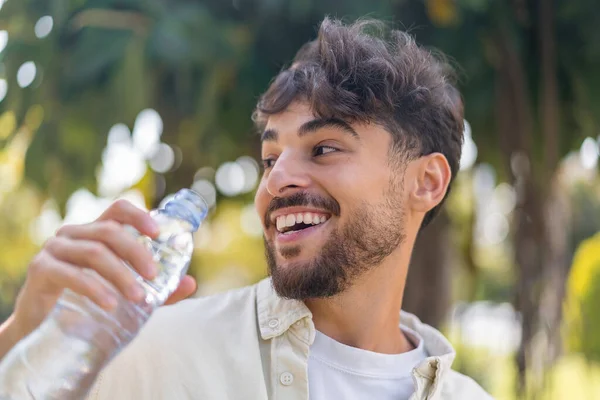 Ung Arabisk Stilig Man Med Flaska Vatten Utomhus — Stockfoto