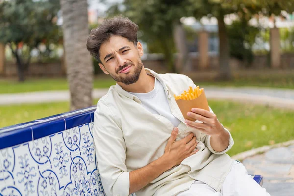 Jonge Arabische Knappe Man Houdt Gebakken Chips Buitenlucht — Stockfoto