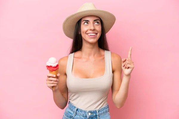 一个年轻的高加索女人 带着玉米粒冰淇淋 背景是粉色的 这说明了一个很好的主意 — 图库照片