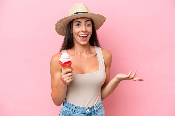Νεαρή Καυκάσια Γυναίκα Ένα Κορνέτο Παγωτό Απομονωμένο Ροζ Φόντο Έκφραση — Φωτογραφία Αρχείου