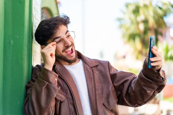 Hezký Arab Muž Venku Dělá Selfie — Stock fotografie