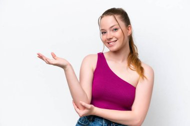 Beyaz arka planda izole edilmiş genç beyaz kız, davet edilmek için ellerini yana uzatıyor.