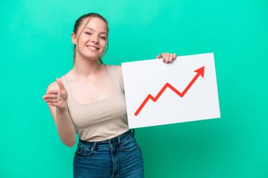 Yeşil arka planda izole edilmiş beyaz bir kadın elinde büyüyen bir istatistik okuyla bir işaret tutuyor ve anlaşma yapıyor.