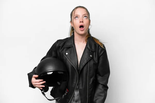 年轻的高加索女孩 头戴摩托车头盔 背景为白色 抬头一看 表情惊讶 — 图库照片