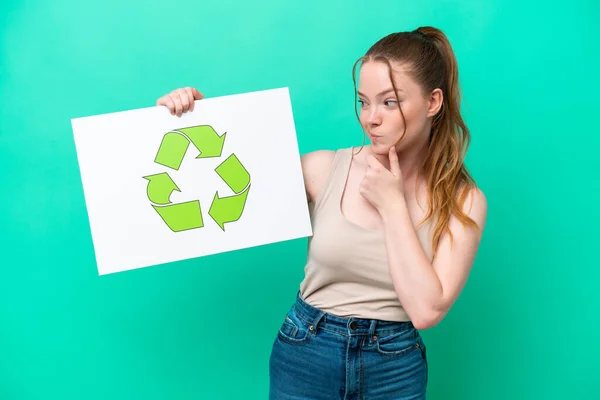 Młoda Biała Kobieta Odizolowana Zielonym Tle Tabliczką Ikoną Recyklingu — Zdjęcie stockowe