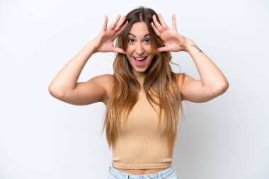 Beyaz arka planda izole edilmiş beyaz bir kadın. Sürpriz bir ifadeyle.