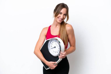 Beyaz arka planda tartı makinesiyle izole edilmiş beyaz bir beyaz kadın.