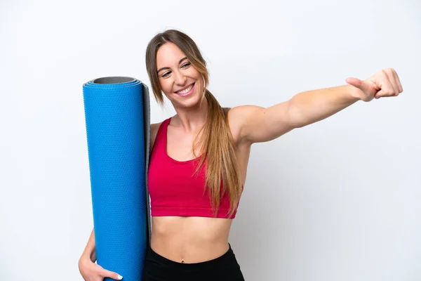 Giovane Donna Sportiva Che Lezioni Yoga Tenendo Tappeto Isolato Sfondo — Foto Stock