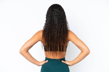 Arka planda beyaz arka planda madalyalı genç bayan.