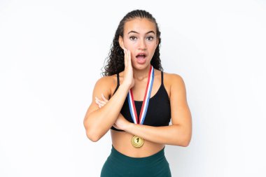 Beyaz arka planda madalyalı genç bayan sağa bakarken şaşırdı ve şok oldu.