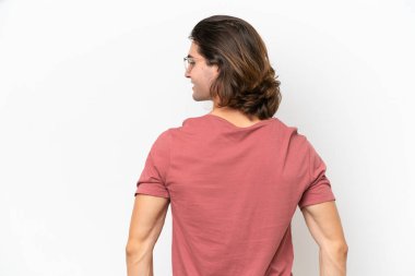 Beyaz arka planda izole edilmiş genç yakışıklı bir adam.