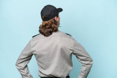 Genç güvenlik görevlisi arka planda mavi arka planda izole edildi.