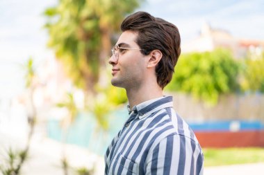 Gözlüklü genç yakışıklı adam