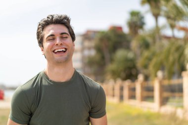 Mutlu yüzlü genç yakışıklı adam.