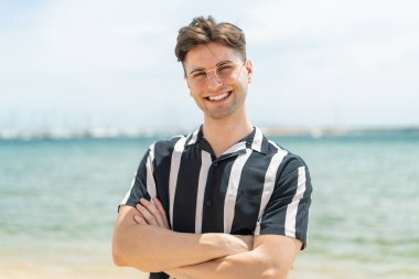 Neşeli gözlüklü genç yakışıklı adam.