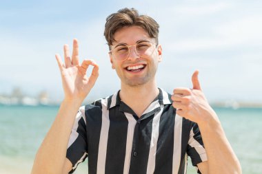 Gözlüklü, yakışıklı bir genç.