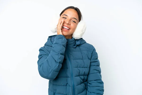 Jovem Hispânica Vestindo Inverno Earmuffs Isolado Fundo Branco Gritando Com — Fotografia de Stock