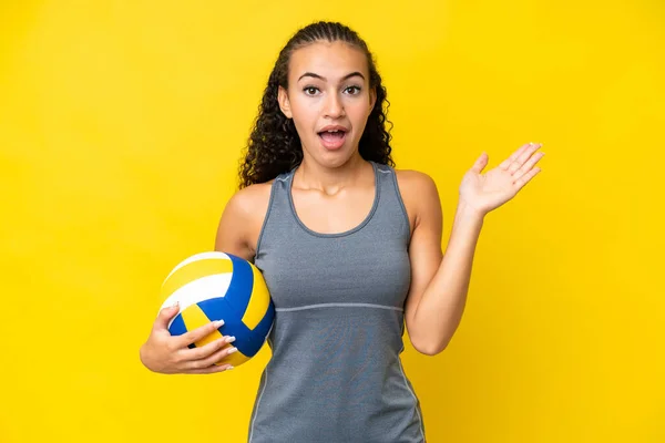Молодая Женщина Играет Волейбол Желтом Фоне Шокированным Выражением Лица — стоковое фото