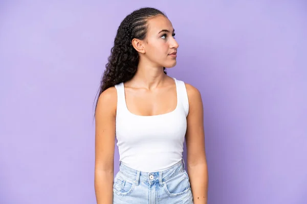 Mujer Joven Aislada Sobre Fondo Púrpura Mirando Lado —  Fotos de Stock