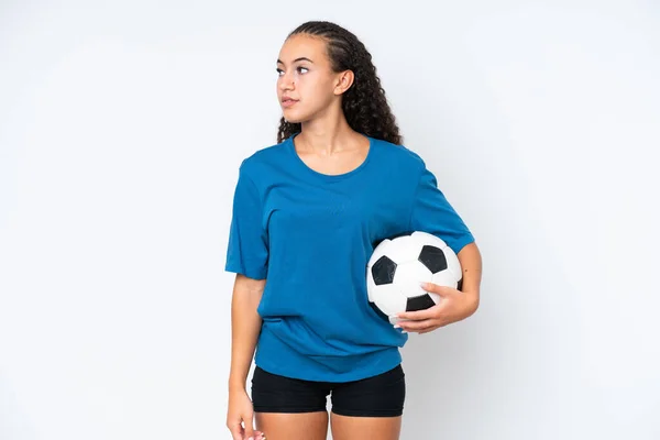 Futbol Topuyla Beyaz Arka Planda Izole Edilmiş Genç Bir Kadın — Stok fotoğraf