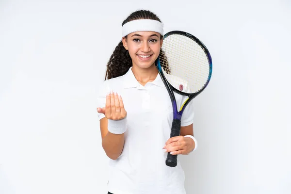 白い背景に孤立した若いテニスプレーヤーの女性は 手で来るように誘います 来てくれてうれしい — ストック写真