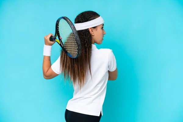 Молода Жінка Ізольована Синьому Фоні Грає Теніс — стокове фото