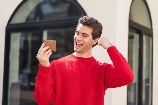 Mladý Pohledný Muž Drží Peněženku Venku Slaví Vítězství — Stock fotografie