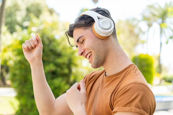Νεαρός Όμορφος Άντρας Ακούει Μουσική Και Χορεύει — Φωτογραφία Αρχείου
