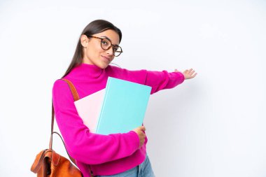 Beyaz arka planda izole edilmiş genç bir bayan davet edilmek için ellerini yana uzatıyor.