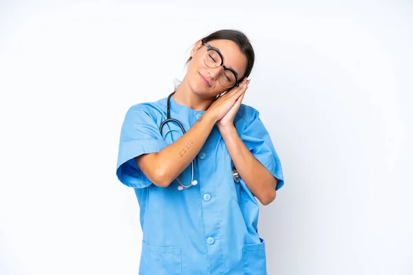 Jovem Enfermeira Mulher Isolada Fundo Branco Fazendo Gesto Sono Expressão — Fotografia de Stock