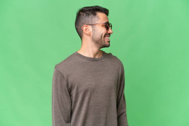 Tecrit edilmiş arka planda yakışıklı beyaz bir adam.