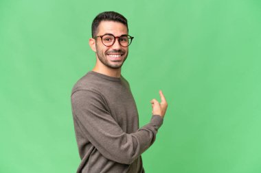 Tecrit edilmiş geçmişi olan yakışıklı, beyaz bir adam.