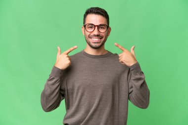 Soyutlanmış geçmişi olan yakışıklı beyaz bir adam iyi niyet gösterisi yapıyor.