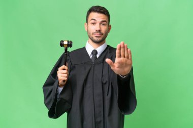 Kafkasyalı yargıç tecrit edilmiş bir zeminde dur hareketi yapıyor.