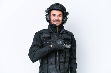 Beyaz arka planda izole edilmiş, beyaz tenli beyaz bir SWAT üyesi, baş parmak işareti yapıyor.