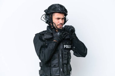 Beyaz arka planda izole edilmiş beyaz SWAT 'lı genç adam öksürük ve kötü hissediyor.