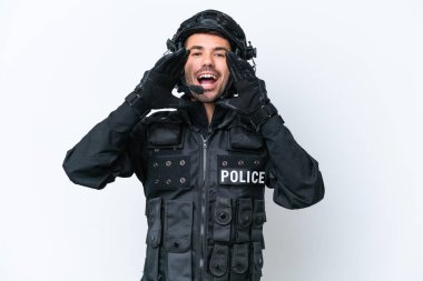 Beyaz arka planda izole edilmiş beyaz bir SWAT adamı bağırıyor ve bir şey duyuruyor.