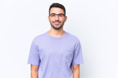 Beyaz arka planda izole edilmiş genç beyaz adam gülüyor.