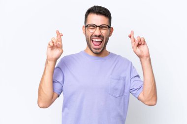 Beyaz arka planda izole edilmiş beyaz tenli genç bir adam.