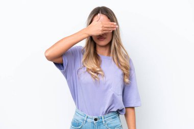 Genç Uruguaylı kadın, beyaz arka planda, gözleri elleriyle kaplayan izole edilmiş. Bir şey görmek istemiyorum.