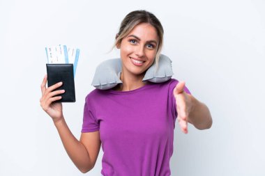 Şişme Seyahat Yastığı ile genç, güzel Uruguaylı kadın beyaz arka planda izole edilmiş ve iyi bir anlaşma için el sıkışıyor.