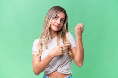 Genç Uruguaylı kadın, tecrit edilmiş geçmişinde geç kalma jesti yapıyor.