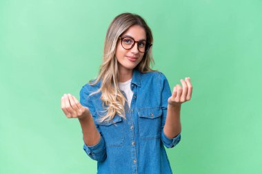 Genç Uruguaylı kadın soyutlanmış bir şekilde para jesti yapıyor ama mahvolmuş.