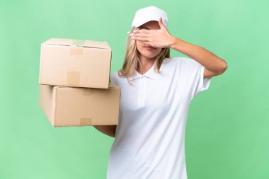 Uruguaylı kadının izole bir geçmişi var. Gözlerini elleriyle kapatıyor. Bir şey görmek istemiyorum.